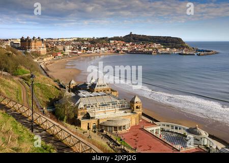 South Bay in Scarborough mit dem Spa im Vordergrund, das an einem Nachmittag im Frühjahr aufgenommen wurde. Stockfoto