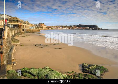 Scarborough vom Strand in der Nähe des Spa aufgenommen. Stockfoto