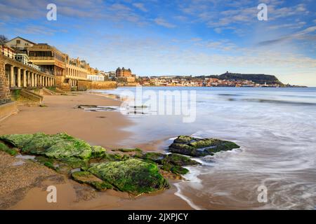 Scarborough vom Strand in der Nähe des Spa aufgenommen. Stockfoto