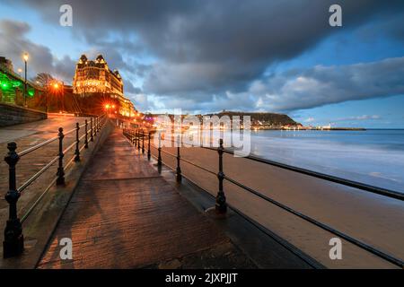 Scarborough wird in der Dämmerung von der Promenade aus festgehalten. Stockfoto