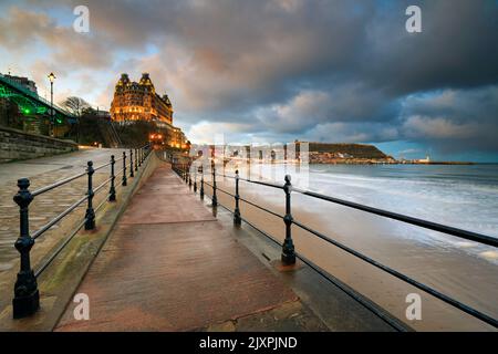 Scarborough wurde kurz nach Sonnenuntergang von der Promenade aufgenommen. Stockfoto