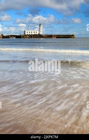 Der Scarborough Lighthouse wurde mit einer langen Verschlusszeit von South Beach aus aufgenommen. Stockfoto