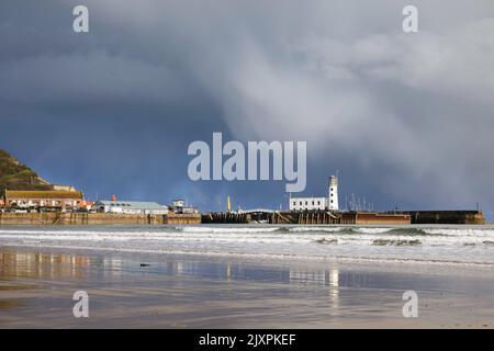 Der Scarborough Lighthouse wurde an einem stürmischen Nachmittag im Frühling von South Beach aus aufgenommen Stockfoto