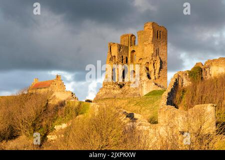 Die Überreste von Scarborough Castle wurden kurz vor Sonnenuntergang im Frühjahr eingefangen. Stockfoto