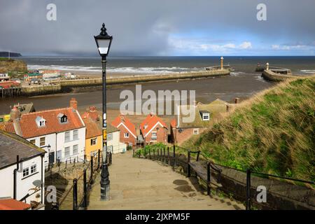 Die Piers in Whitby an der North Yorkshire Coast wurden an einem stürmischen Nachmittag aus 199 Stufen eingefangen. Stockfoto