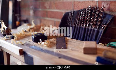 Nahaufnahme Von Holzspännen Und Schreinerei-Werkzeugen Auf Der Werkbank Stockfoto
