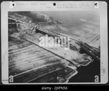 Brückenanflug gestrahlt -- Deutsche Abrissänderungen an strategischen Schlüsselpunkten auf der Brücke im Wesel-Gebiet, wo Fallschirmjäger der 1. Alliierten Luftlandearmee am 24. 1945. März die Brücke abgeworfen haben. Dieses Bild wurde von Einem konsolidierten B gemacht Stockfoto