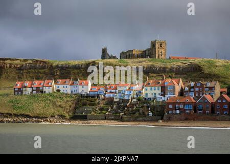 Whitby Abbey und St Mary's Church, die an einem stürmischen Nachmittag vom East Pier in Whitby aufgenommen wurden. Stockfoto