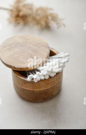 Сotton Knospen in Holzkiste auf hellem Betongrund Stockfoto