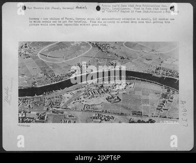 Deutschland - Low Level Oblique Of Wesel, Germany Shows (1) Extraordinary Atention To Deatil (2) Eine Weitere Verwendung, Zu Der Modelle Für Briefing Eingesetzt Werden Können. Flak War So Schwer Im Tatsächlichen Tropfenbereich, Dass Es Ohne Great Ri Unmöglich Gewesen Wäre, Dieses Bild Zu Bekommen Stockfoto