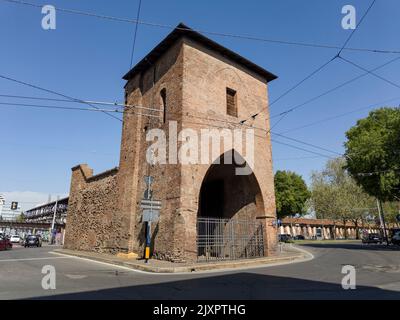 BOLOGNA, ITALIEN - 19. APRIL 2022: Backsteintor an der Piazza di Porta Mascarella in Bologna, Italien Stockfoto