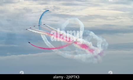 Royal Air Force Red Arrows Aerobatic Display Team macht Ein Tornado-Manöver mit Red, White and Blue Smoke, Bournemouth Air Festival 2022 UK Stockfoto