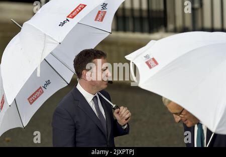 Sam Coates - Stellvertretende politische Redakteurin von Sky News - im Gespräch mit Durmot Murnaghan in der Downing Street an dem Tag, an dem Liz Truss ihre erste Rede als Prime Min hält Stockfoto