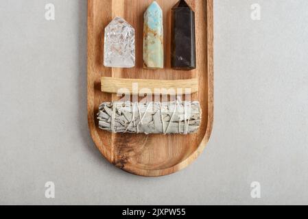 Set mit weißem Salbei, palo santo und Natursteinkristallen. Natürliche Elemente für die Reinigung der Umwelt von negativen Energie, Zugabe von positiven Vibes. Stockfoto