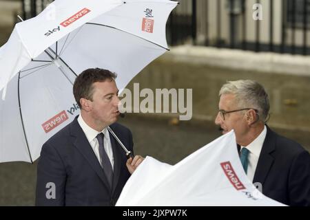 Sam Coates - Stellvertretende politische Redakteurin von Sky News - im Gespräch mit Durmot Murnaghan in der Downing Street an dem Tag, an dem Liz Truss ihre erste Rede als Prime Min hält Stockfoto