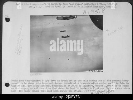 Bomben von Consolidated B-24 fallen auf Frankfort am Main während einer der mehreren schweren Poundings, um dieses wichtige deutsche Industrie- und Transportzentrum Anfang Februar zu erschüttern.bei diesem Angriff wurden 800 schwere Bomber, begleitet von hunderten von Kämpfern, angegriffen Stockfoto