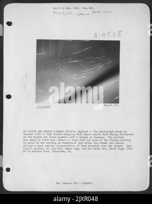 EINE ACHTE LUFTWAFFENKOMMANDATIONSSTATION der AAF, England - das Foto zeigt eine ungewöhnliche Ansicht von Flakausbrüchen, die sich mit Dampfspuren von Flying Fortresses vermischen, als die Achten Luftwaffenbomber ein Ziel in Deutschland verließen. Das Bild wurde von Staff Sgt aufgenommen. Stockfoto
