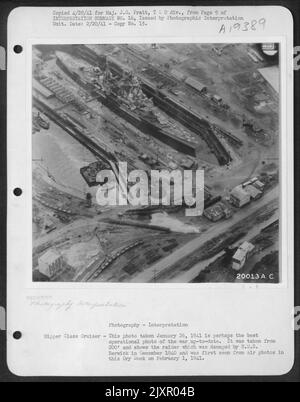 Dieses am 26. Januar 1941 aufgenommene Foto ist vielleicht das beste Betriebsfoto des aktuellen Krieges. Es wurde aus 200' entnommen und zeigt den Raider, der von H.M.S. beschädigt wurde Berwick im Dezember 1940 und wurde zum ersten Mal von Luftaufnahmen in diesem Dry Dock auf gesehen Stockfoto