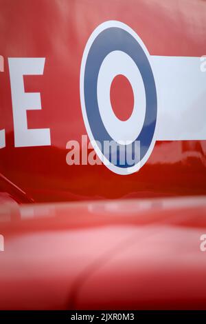 Die Royal Air Force Typ D Roundel auf der Seite Eines Hawk T1 Red Arrow Akrobatik-Flugzeugs, Bournemouth UK Stockfoto