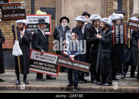 London, Großbritannien. 7.. September 2022. Die ultra-orthodoxe Jüdische Gemeinde versammelt sich auf dem Parlamentsplatz, um gegen das Bildungsministerium zu protestieren, um auf das Schulgesetz aufmerksam zu machen, das derzeit im Parlament vorbereitet wird und das versucht, die Grundlagen des religiösen Bildungswesens zu verändern. 07. September 2022, London, Großbritannien Credit: Jeff Gilbert/Alamy Live News Stockfoto