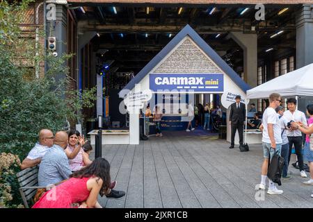 Markenaktivierung im High Line Park in New York für den Online- und stationären Gebrauchtwagenmarkt CarMax am Samstag, den 27. August 2022. Die Markenaktivierung förderte den Verkauf des CarMax-Bestands an Mini Coopers. (© Richard B. Levine) Stockfoto