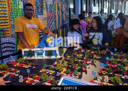 Markenaktivierung im High Line Park in New York für den Online- und stationären Gebrauchtwagenmarkt CarMax am Samstag, den 27. August 2022. Die Markenaktivierung förderte den Verkauf des CarMax-Bestands an Mini Coopers. (© Richard B. Levine) Stockfoto