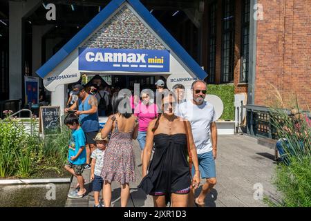 Markenaktivierung im High Line Park in New York für den Online- und stationären Gebrauchtwagenmarkt CarMax am Samstag, den 27. August 2022. Die Markenaktivierung förderte den Verkauf des CarMaxÕs-Bestands von Mini Coopers. (© Richard B. Levine) Stockfoto