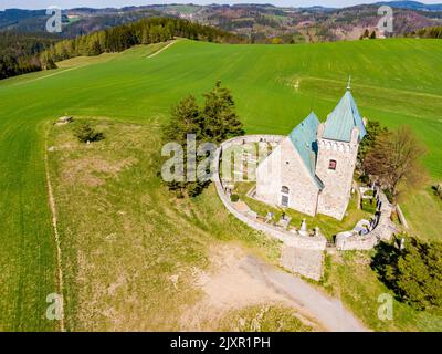 Luftaufnahme der St. Michael Kapelle in tschechien. Die Kapelle ist eine der ältesten Kirchen des Landes. Frische Landwirtschaft Land mit kleinem Dorf in backgr Stockfoto