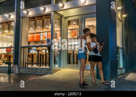 Ein Chipotle Mexican Grill-Restaurant im Stadtteil Chelsea in New York am Donnerstag, den 1. September 2022. (© Richard B. Levine) Stockfoto