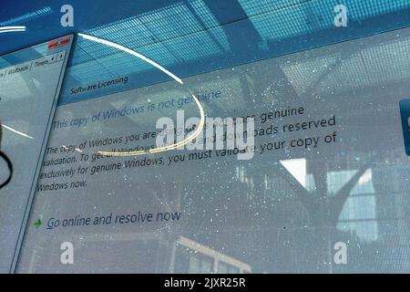Ein digitales Display im Fenster eines AT&T-Stores in New York wird mit einem Warnbildschirm eingefroren, der am Freitag, dem 26. August 2022, anzeigt, dass die verwendete Windows-Version nicht gültig ist. (© Richard B. Levine) Stockfoto