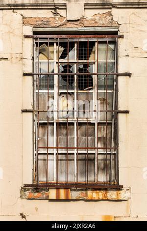 Ein verbarrtes Fenster mit zerbrochenem Glas Stockfoto