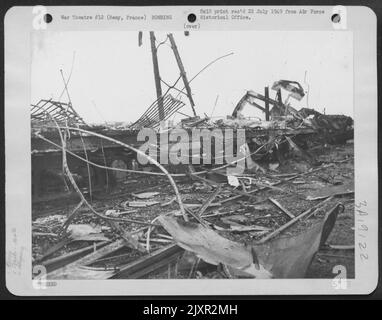 Am 2. August 1944 Erschütterte Eine gewaltige Explosion das Dorf Remy, Frankreich, als vier US 8. Air Force Lockheed P-38 Blitze der 364Th Fighter Group einen Munitions- und Truppenzug mit sich zogen, der in Eine Schaltstrecke im kleinen Dorf gezogen war. Auto Stockfoto