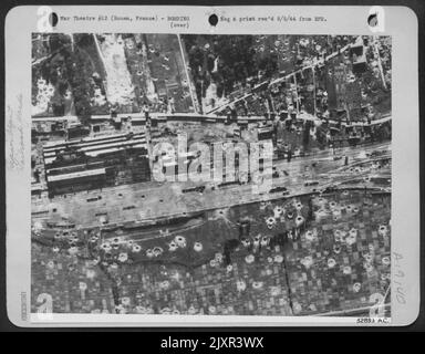 90 Prozent der Gleisanlagen wurden durchtrennt und Rollmaterial wurde in den Lokreparaturwerkstätten und Rangierbahnhöfen von Rouen, etwa 70 Meilen nordwestlich von Paris, beim schweren Bomberangriff der US-Luftwaffe vom 8. Juli 8., erheblich beschädigt Stockfoto