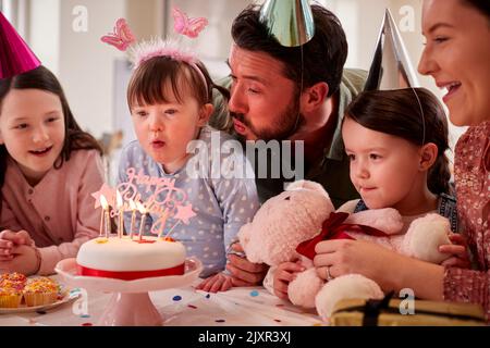 Familie Mit Down-Syndrom-Tochter Feiert Geburtstag Mit Party Zu Hause Zusammen Stockfoto