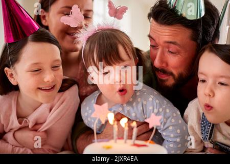 Familie Mit Down-Syndrom-Tochter Feiert Geburtstag Mit Party Zu Hause Zusammen Stockfoto