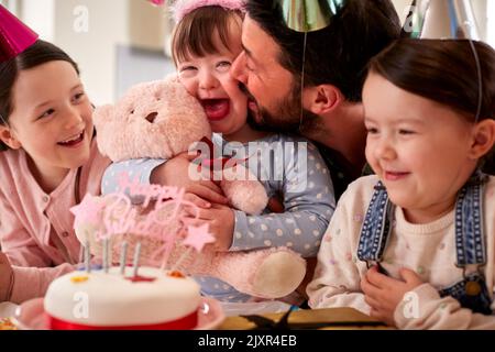 Familie Mit Down-Syndrom-Tochter Feiert Geburtstag Mit Party Zu Hause Zusammen Stockfoto