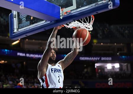 Köln, Deutschland. 07. September 2022. Basketball: Europameisterschaft, Frankreich - Slowenien, Vorrunde, Gruppe B, Matchday 5, Lanxess Arena. Der französische Amath M'Baye macht einen Korb. Quelle: Federico Gambarini/dpa/Alamy Live News Stockfoto