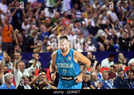 Köln, Deutschland. 07. September 2022. Basketball: Europameisterschaft, Frankreich - Slowenien, Vorrunde, Gruppe B, Matchday 5, Lanxess Arena. Die slowenische Luka Doncic feiert einen Korb. Quelle: Federico Gambarini/dpa/Alamy Live News Stockfoto