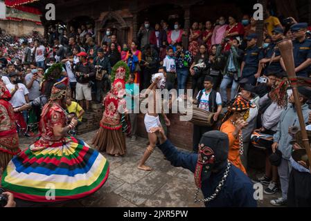 Traditionelle nepalesische Maskentänzer führen den rituellen Tanz am ersten Tag von Indra Jatra auf. Indra Jatra, in Nepal Bhasa am häufigsten als „Yenya“ bekannt, was Feier in Kathmandu bedeutet. Ya-Sin (Indradhoj Linga) wurde in Hanumandhoka ein zeremonieller Holzmast errichtet, der den Beginn des achttägigen Festivals von Indra Jatra markiert. Stockfoto