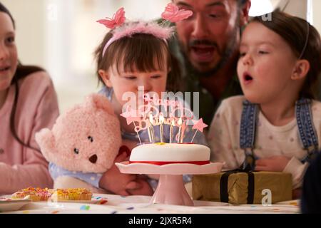 Familie Mit Down-Syndrom-Tochter Feiert Geburtstag Mit Party Zu Hause Zusammen Stockfoto