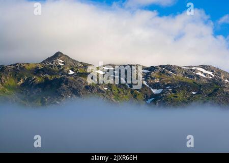 Blick auf die nebligen Berge auf der Insel Kvaloya, Norwegen Stockfoto