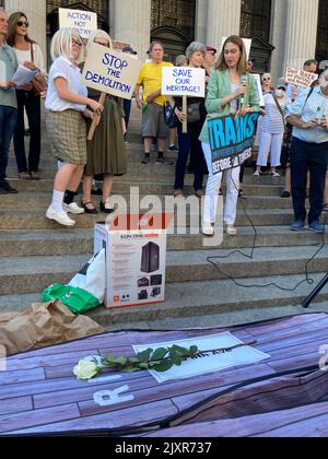 Demonstranten versammeln sich am Dienstag, dem 30. August 2022, vor dem Postamt Farley/Moynihan Train Hall-Penn Station in New York, um ihre Besorgnis über den geplanten ÒEmpire Bahnhof ComplexÓ zum Ausdruck zu bringen. Das Projekt zur Stadterneuerung würde eineinhalb Blocks um die Penn Station, einschließlich einer historischen Kirche, über einen bedeutenden Bereich ergreifen und Unternehmen und Bewohner verdrängen. (© Frances M. Roberts) Stockfoto