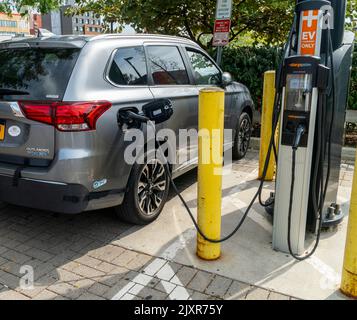 Ein Mitsubishi Outlander PHEV-Plug-in-Hybridfahrzeug wird am Samstag, den 3. September 2022, an einer öffentlichen Ladestation in Brooklyn in New York aufgeladen. (© Richard B. Levine) Stockfoto