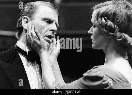 Edward Fox (Harry), Joanna David (Mary) in THE FAMILY REUNION von T. S. Eliot im Roundhouse, London NW1 18/04/1979 A Royal Exchange, Manchester Production Set Design: Laurie Dennet Kostüme: Clare Jeffery Beleuchtung: Michael Williams Regie: Michael Elliott Stockfoto