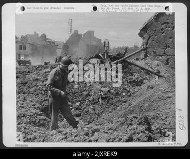 Bombenschaden an Einer Stadt irgendwo in Frankreich. 29. Juli 1944. Stockfoto