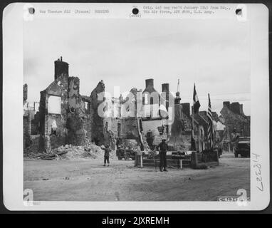 Bombenschaden an Einer Stadt irgendwo in Frankreich. 15. Juli 1944. Stockfoto