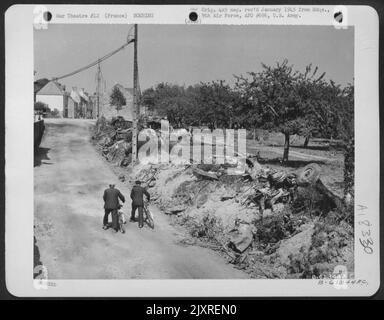 Bombenschaden an Einer Stadt irgendwo in Frankreich. 2. August 1944. Stockfoto