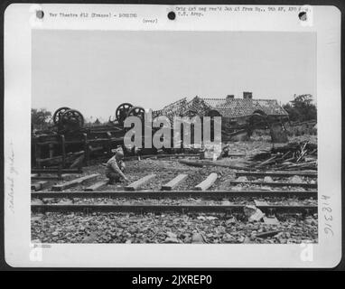 Bombenschaden An Bahnhöfen Irgendwo In Frankreich. 8. Juli 44. Stockfoto