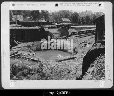 Bombenschaden an Einem Bahnhof irgendwo in Frankreich. 31. Juli 1944. Stockfoto