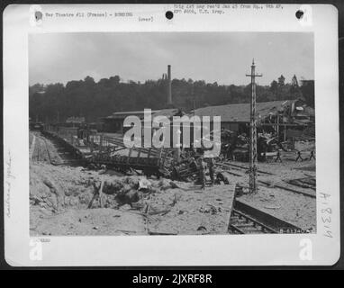 Bombenschaden An Bahnhöfen Irgendwo In Frankreich. 31. Juli 1944. Stockfoto